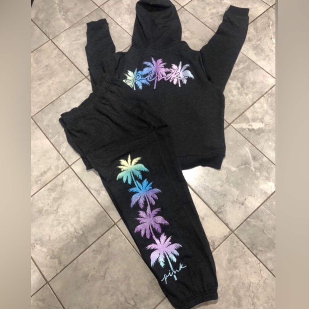Vs pink super htf size large and xlarge make sure you READ DESCRIPTION B…